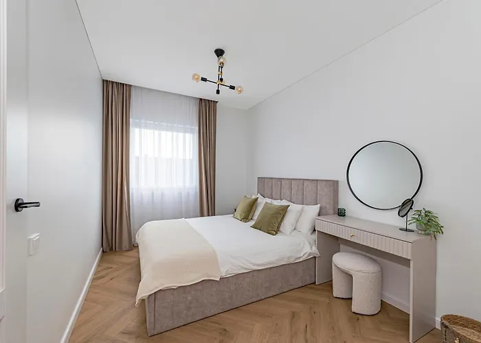 Charming 1 Bd By Domvia Daire *